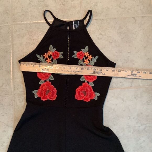 Windsor Size Medium spaghetti strap romper with embroidery/lace detail - Picture 7 of 14